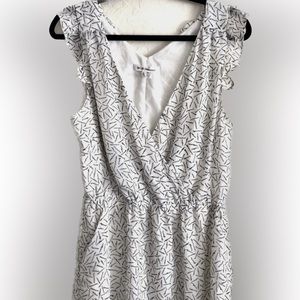 BCBGENERATION White w/ black abstract print dress